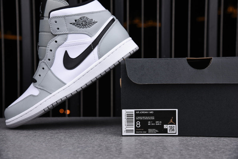 AJ1 MID ‘SMOKE GREY’