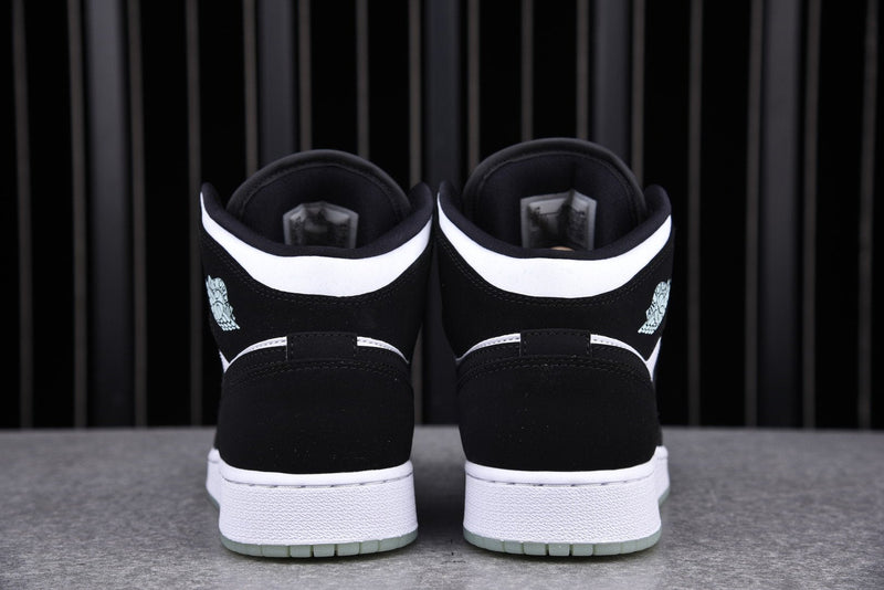 AJ1 MID SE GS ‘GLOW IN THE DARK PANDA’