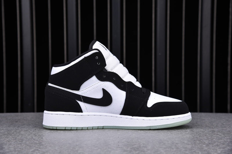 AJ1 MID SE GS ‘GLOW IN THE DARK PANDA’