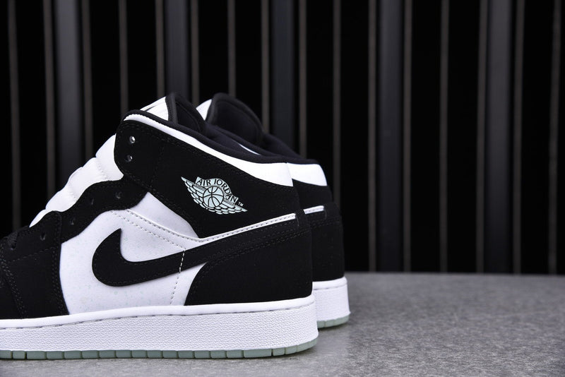 AJ1 MID SE GS ‘GLOW IN THE DARK PANDA’