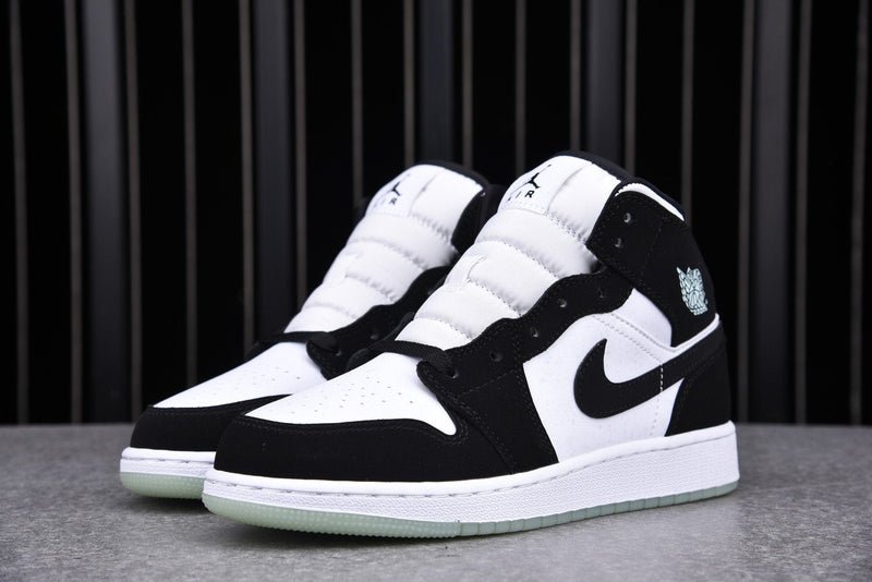 AJ1 MID SE GS ‘GLOW IN THE DARK PANDA’