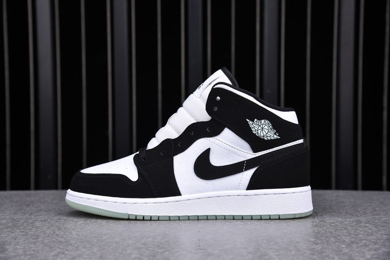 AJ1 MID SE GS ‘GLOW IN THE DARK PANDA’